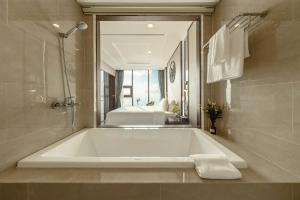 Grand Suite Room with Oceanfront and Bathtub
