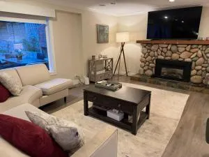 Big Charming 1-bedroom Apartment - Lynn Creek