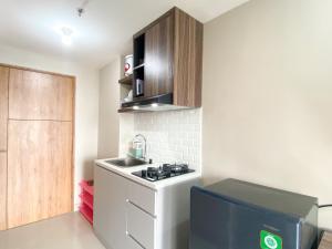Well Furnished and Cozy Studio at Gateway Park LRT City Jatibening Apartment By Travelio