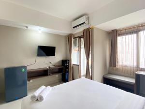 Well Furnished and Cozy Studio at Gateway Park LRT City Jatibening Apartment By Travelio