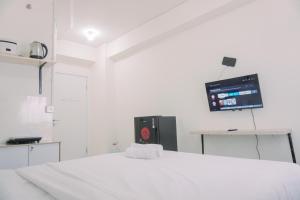 Good Deal and Nice Studio Green Pramuka City Apartment By Travelio