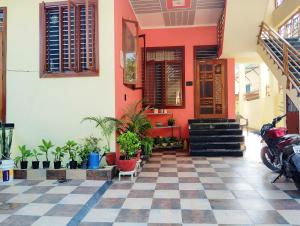 Doon Niwas Homestay 2-Bedroom 1st Floor- Mountain view, near main Picnic Spots, comfortable peaceful central Family-friendly