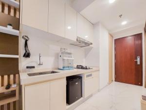 Homey and Cozy Studio Sky House BSD Apartment near AEON By Travelio