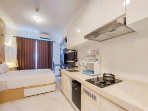 Homey and Cozy Studio Sky House BSD Apartment near AEON By Travelio