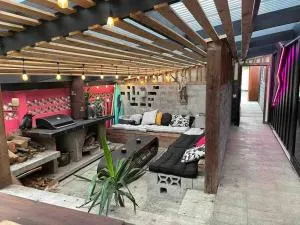 Electric Waihi Beach House - family & dog friendly, close to beach, pool table, outdoor fire room, skate ramp - 卡蒂卡蒂