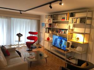 Large sunny and bright apartment with park view