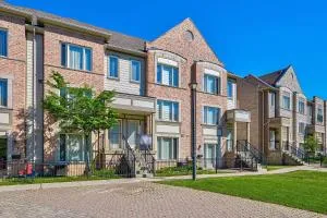 3 Bedrooms Townhouse Near Square One, Ridgeway Plaza & Toronto Airport with 2 Parkings - Streetsville