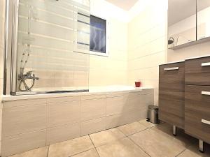 Maisons de vacances Le Parc Jean Edouard - Spa avec jacuzzi prive - Superbe villa 4 chambres - 9 couchages - 6 lits - Poele - Parking - Climatisation reversible- Terrasse ombragee et grand jardin : photos des chambres