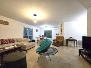 Maisons de vacances Le Parc Jean Edouard - Spa avec jacuzzi prive - Superbe villa 4 chambres - 9 couchages - 6 lits - Poele - Parking - Climatisation reversible- Terrasse ombragee et grand jardin : photos des chambres