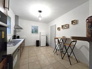 Maisons de vacances Le Parc Jean Edouard - Spa avec jacuzzi prive - Superbe villa 4 chambres - 9 couchages - 6 lits - Poele - Parking - Climatisation reversible- Terrasse ombragee et grand jardin : photos des chambres