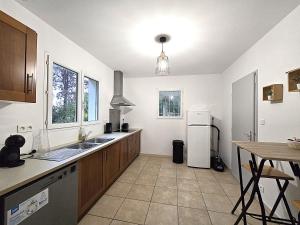 Maisons de vacances Le Parc Jean Edouard - Spa avec jacuzzi prive - Superbe villa 4 chambres - 9 couchages - 6 lits - Poele - Parking - Climatisation reversible- Terrasse ombragee et grand jardin : photos des chambres