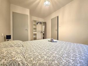 Maisons de vacances Le Parc Jean Edouard - Spa avec jacuzzi prive - Superbe villa 4 chambres - 9 couchages - 6 lits - Poele - Parking - Climatisation reversible- Terrasse ombragee et grand jardin : photos des chambres
