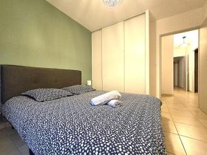 Maisons de vacances Le Parc Jean Edouard - Spa avec jacuzzi prive - Superbe villa 4 chambres - 9 couchages - 6 lits - Poele - Parking - Climatisation reversible- Terrasse ombragee et grand jardin : photos des chambres
