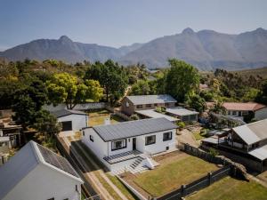 Kaylies Place, Elegant Holiday Home with Garden