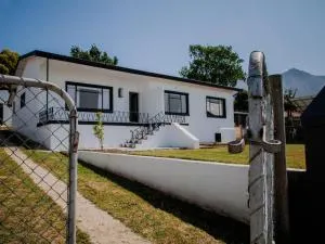 Kaylie's Place, Elegant Holiday Home with Garden - Barrydale