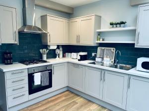 Spacious stylish 4BR House Perfect For Families, Groups & Contractors in Bluewater- Dartford-with Pool Table & Free Parking
