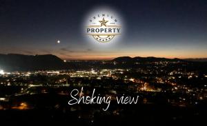 Magnificent SUNSTONE HOUSE, private parking, BBQ area, kids toys, near Como lake I Villa dei Leoni