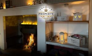 Magnificent SUNSTONE HOUSE, private parking, BBQ area, kids toys, near Como lake I Villa dei Leoni