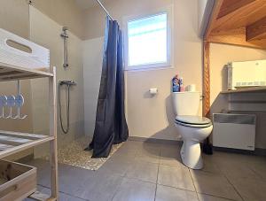 Maisons de vacances Le Clos Andree - Charmante maison 8 personnes - 5 lits - Climatisation reversible - Parking 3 vehicules - Garage - Zone Nord Montauban - Terrasse et jardin : photos des chambres