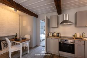 Appartements Dolphin view - 1st floor - Charming comfortable flat on the port : photos des chambres