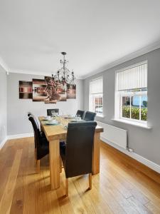 Amaya Eight - Large 5 Bedroom - 3 Bathroom house - garden and driveway