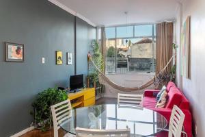 Laranjeiras 2qts: amplo, estiloso com vaga!