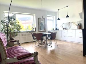 Lys, charmerende, tæt på strand