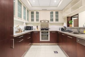 Chic City Apartment in Dubai Gym, Pool, and Free Parking