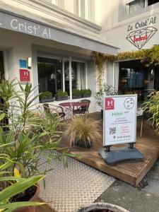 Hotels Le Crist'Al, hotel et restaurant, partiellement climatise, en front de mer et centre ville : photos des chambres