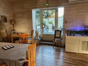 Hotels Le Crist'Al, hotel et restaurant, partiellement climatise, en front de mer et centre ville : photos des chambres