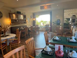 Hotels Le Crist'Al, hotel et restaurant, partiellement climatise, en front de mer et centre ville : photos des chambres