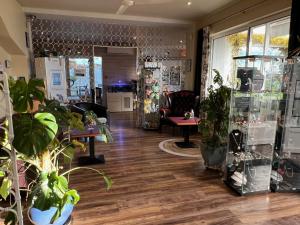 Hotels Le Crist'Al, hotel et restaurant, partiellement climatise, en front de mer et centre ville : photos des chambres