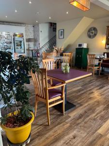 Hotels Le Crist'Al, hotel et restaurant, partiellement climatise, en front de mer et centre ville : photos des chambres