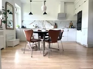 Lys, charmerende, tæt på strand - Hellerup