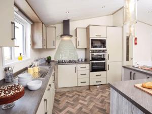 Limetree Lodge 2 at Riverside Leisure Park