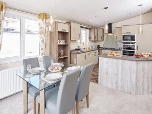 Limetree Lodge 2 at Riverside Leisure Park