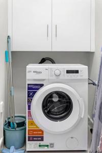 4BR Jumeirah Beach Stay with Dubai Eye Views & Near Marina Walk