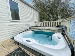 CaravanSleeps6-HotTub-Garden-WaterWonderland