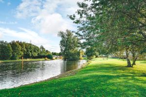 Riverside Essential Clover Caravan 2