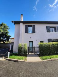 Appartements T4 duplex neuf parking - Aeroport-Eurexpo-Stade : photos des chambres