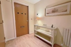 The Greenwich - two bedroom apartment with parking, close to ferry terminals - Hythe