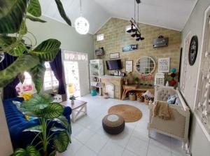 Villa puncak bogor 4 BR di kota bunga lengkap dengan kolam & biliard