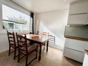 Workers And Familys Favorite Home, Free Parking