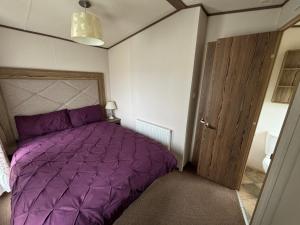 The Retreat 34, Central Heating, Pet friendly, WiFi - Golden Palm Resort - Meadow Lakes Caravan & Lodge Hire