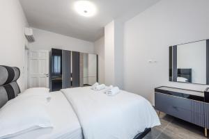 Royal Hill Apartments by PS