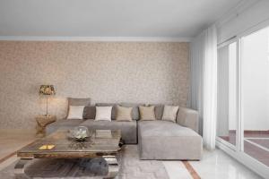 Lovely two bedroom apartment with panoramic sea views