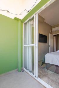 Studio Lapa: quarto e sala com varandinha!