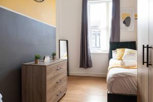 Modern 5-Bedroom House with 8 Beds, Perfect for Contractors, Extended Stay Savings