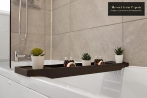 WEEKLY OR MONTHLY STAYS, London, Stepney Green, 2Bedroom Apt, Sleeps 6, Servcied Apartment By Maison Christo Property Short Lets & Serviced Accomdation