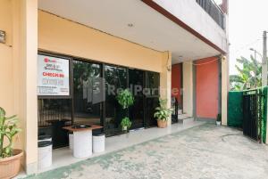SRB near Mall Ciputra CIbubur Mitra RedDoorz